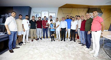 Şampiyonluk kupasını Başkan Sandal'a getirdiler