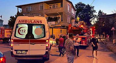 Sancaktepe'de 4 apartmanın çatısı alev alev yandı