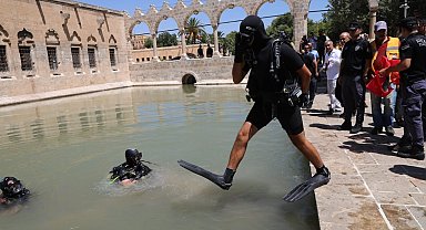 Şanlıurfa'da dalgıç polisler Balıklıgöl'ü temizledi