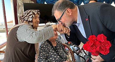 Saygılı, huzurevi sakinleriyle bayramlaştı