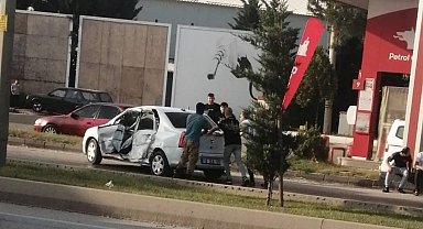 Servis otobüsü ile otomobil çarpıştı, 1 kişi yaralandı: Kaza anı kamerada