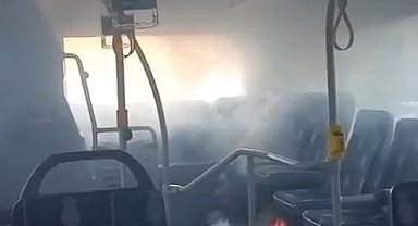 Seyir halindeki metrobüste çıkan yangın paniğe neden oldu