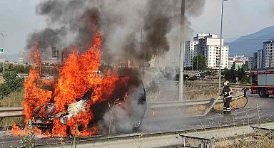 Seyir halindeki otomobil alev alev yandı