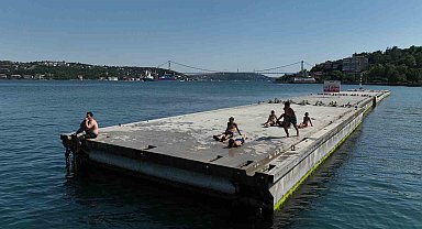 Sıcaktan bunalanlar köprü manzaralı Boğaz'da serinledi