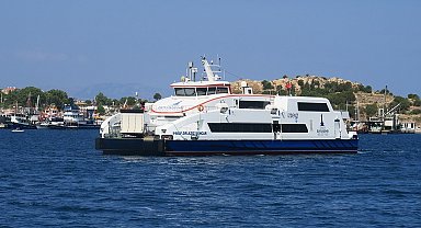 Şiddetli rüzgar nedeniyle İzmir'de arabalı vapur seferleri iptal edildi