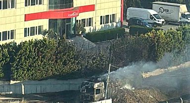 Silivri'de saman yüklü tır alev alev yandı