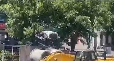 Şişli'de korku dolu anlar kamerada: Kavga sırasında yere düşerken silah ateş aldı