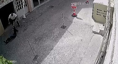 Sokağı ringe çevirdi, yakaladığı hırsızlık şüphelisini yerden yere vurdu