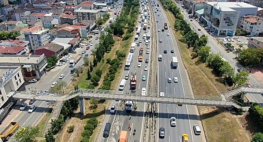 Sultanbeyli'de hafriyat kamyonunun damperi üst geçide çarptı