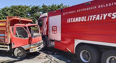 Sultanbeyli'de kamyon ile itfaiye aracı çarpıştı