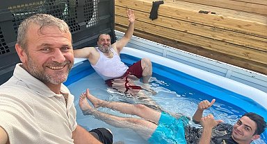 Sultanbeyli'de sıcaktan bunalan işçiler kamyonet kasasına havuz kurdu