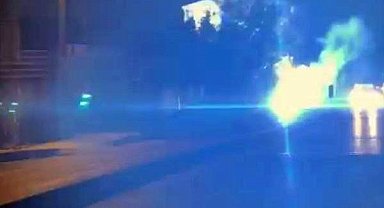 Sultangazi'de elektrik kabloları havai fişek gibi patladı: Mahalleli karanlığa gömüldü