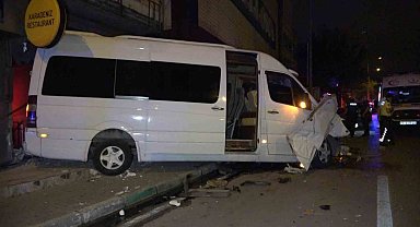 Sürücünün kontrolünü kaybettiği servis minibüsü restorana girdi: 1 ölü, 4 yaralı
