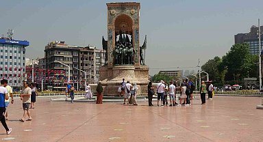 Taksim Meydanı'nda vatandaşların sıcakla imtihanı