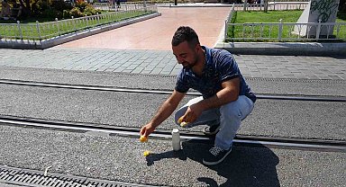 Taksim'de bir vatandaş asfaltta yumurta pişirip yedi