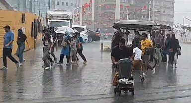 Taksim'de sağanak yağış etkili oldu