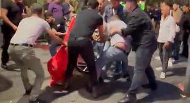 Taksim'de vicdansız zabıta dehşeti kamerada: Aracına sarılıp direndi