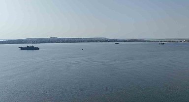 Türk savaş gemileri IDEF için Büyükçekmece'de
