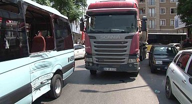 Ümraniye'de yolcu dolu dolmuş ile tır çarpıştı: 5 yaralı