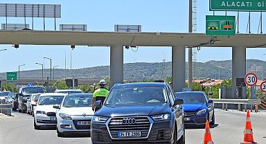 Ünlü tatil merkezi Çeşme'ye bayramda 217 bini aşkın araç giriş yaptı