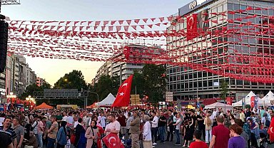 Vatandaşlar 15 Temmuz'un yıldönümümde Kızılay'da toplandı