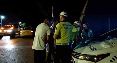 Yasa dışı kesici alet satmaktan aranan şahıs trafik uygulama noktasında yakalandı