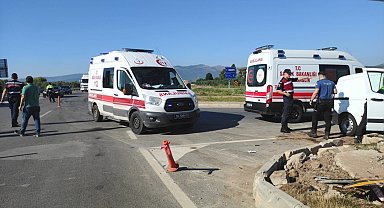 Yine aynı kavşak, yine kaza: Vatandaşlar yardım bekliyor