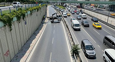 Zeytinburnu'nda feci kaza: Araç demir korkulukları aşıp yan yola düştü