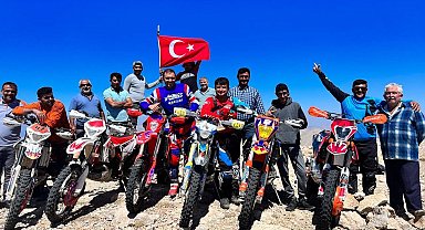 30 Ağustos'u 3 bin 24 rakımlı tepeye Türk bayrağı dikerek kutladılar