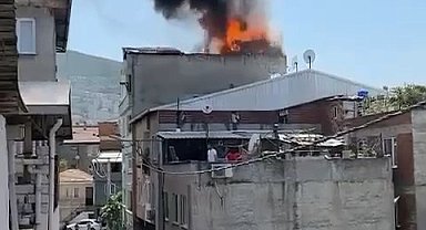 4 katlı binanın çatı katı alev alev yandı