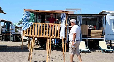 5 yıldızlı otellere komşu çardaklarda caretta caretta yuvalarını koruyarak tatil yapıyorlar
