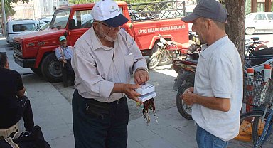 77 yaşında her gün kilometrelerce yürüyerek ekmeğini kazanıyor