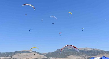 Aksaray'dan atlayan paraşütçüler Karapınar semalarını renklendirdi