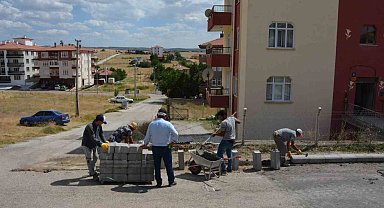 Akyurt'ta kaldırım ve bordür çalışmaları sürüyor
