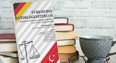 Almanca hukuk kitabı yazdılar, gelirini depremzedelere bağışladılar
