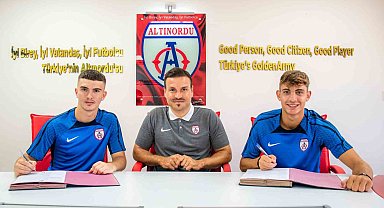 Altınordu'da 2 genç daha profesyonel oldu