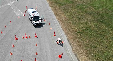Ambulans sürüş eğitimcilerine güvenli sürüş eğitimi verildi