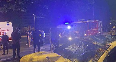 Ankara'da aşırı süratli araç ağaca çarptı: 4 yaralı