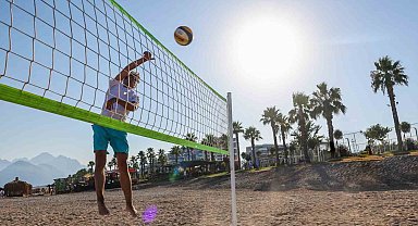 Antalya Büyükşehir'den Konyaaltı Plajı'na ücretsiz plaj voleybol sahaları