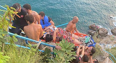 Antalya'da 40 metrelik falezlerden denize düşen Rus kadın turist için kurtarma seferberliği