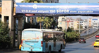 Antalya'da şoförsüz kalan toplu taşıma araçlarına dev afişler de çözüm olmadı