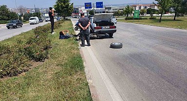 Arıza yapan otomobile çarpan motosiklet sürücüsü yaralandı