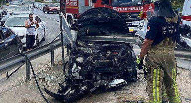 Ataşehir'de lüks cip bariyerlere ok gibi saplandı