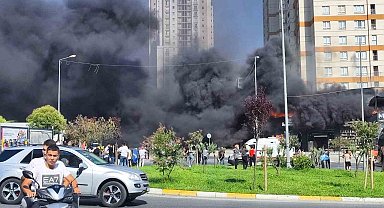 Avcılar'da henüz açılışı yapılmayan AVM'nin çatısı alev alev yandı