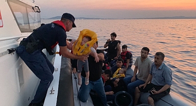 Ayvalık’ta Türk Karasularına İtilen 37 Göçmen Kurtarıldı