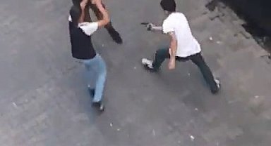 Bahçelievler'de 3 kişi gasp etmeye çalıştığı anlar kamerada