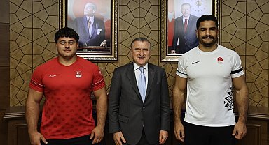 Bakan Bak milli güreşçileri kabul etti