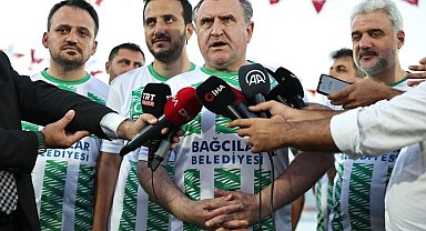 Bakan Osman Aşkın Bak, "Şöhretler Karması" maçında sahaya çıktı