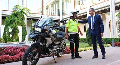 Bakan Yerlikaya'dan polis memuruna hediye motosiklet