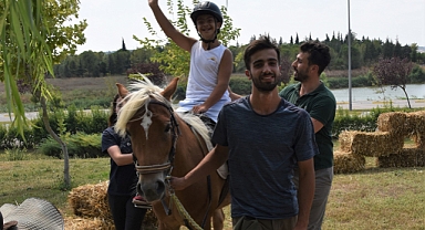 Balıkesir'de engeller atlı terapi ile aşılıyor